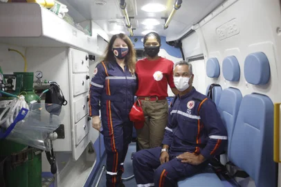PORTO ALEGRE, RS, BRASIL - 2021.09.17  -  Shaiane Porto sofreu um acidente de trânsito há cerca 10 anos que mudou sua vida. Resgatada pela equipe do Samu, a jovem lembra com detalhes como os profissionais a cuidaram. Passaram-se os anos, e ela sempre se sentiu inspirada pela ideia de ajudar os outros e também de trabalhar em resgastes. Neste ano, ela se formou como bombeira civil e foi procurar os socorristas que a ajudaram para falar da sua motivação. Na foto: Antônio Prates, - motorista, Ana Lúcia Athayde Maciel - enfermeira Shaiane Porto - bombeira civil (FOTO: ANDRÉ ÁVILA/ Agência RBS)<!-- NICAID(14892637) -->