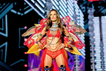 Alessandra Ambrósio retorna ao desfile da Victoria's Secret<!-- NICAID(15891020) -->