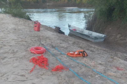 Bombeiros buscam há mais de 40 horas por Igor Alves de Mello, de 24 anos, no rio Cacequi, em município de mesmo nome, na Região Central do Estado. Segundo a Polícia Civil, o jovem estava caçando no último sábado (11), quando caiu na água.<!-- NICAID(16144765) -->