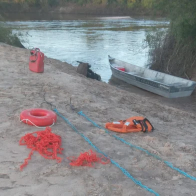 Bombeiros buscam há mais de 40 horas por Igor Alves de Mello, de 24 anos, no rio Cacequi, em município de mesmo nome, na Região Central do Estado. Segundo a Polícia Civil, o jovem estava caçando no último sábado (11), quando caiu na água.<!-- NICAID(16144765) -->