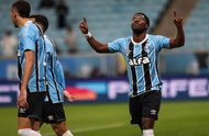 PORTO ALEGRE, RS, BRASIL, 08-07-2025: Na Arena, Grêmio enfrenta o São José valendo o título da Recopa. O duelo promove o encontro entre o campeões do Gauchão 2024 — o Tricolor — e da Copa FGF do ano passado — o Zeca. Na foto, Segundo gol do Grêmio. Amuzu marca com assistência de Alysson, para o 2-0.  Fotos: Duda Fortes/Agência RBS<!-- NICAID(16076192) -->