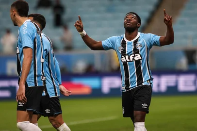 PORTO ALEGRE, RS, BRASIL, 08-07-2025: Na Arena, Grêmio enfrenta o São José valendo o título da Recopa. O duelo promove o encontro entre o campeões do Gauchão 2024 — o Tricolor — e da Copa FGF do ano passado — o Zeca. Na foto, Segundo gol do Grêmio. Amuzu marca com assistência de Alysson, para o 2-0.  Fotos: Duda Fortes/Agência RBS<!-- NICAID(16076192) -->