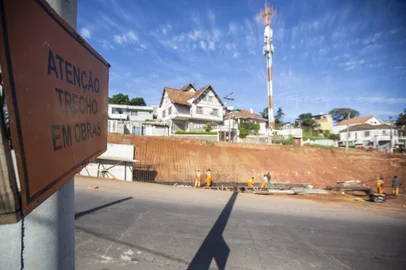 Porto Alegre, RS, Brasil - Duplicação da Avenida Tronco atrasa novamente. Muitos homens e máquinas tentam acelerar obra que está muito atrasada e irá atrasar mais ainda.Indexador: Jeff Botega<!-- NICAID(15405559) -->