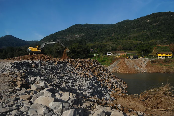 A previsão é que o Dnit conclua as cabeceiras neste domingo (16).