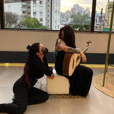 As inscrições podem ser realizadas  até o dia 26 de março, por meio de formulárioA Unidade de Música da Secretaria Municipal da Cultura (SMC), promove no dia 29 de março, às 20h, no palco do Zarabatana Café, no Centro Municipal de Cultura Dr. Henrique Ordovás Filho, o 1° Encontro de Compositores do ano. Em comemoração ao Dia Internacional das Mulheres, a “Edição Especial Delas” conta com apresentações de compositoras mulheres e faz parte das atividades do “Mulheres em Trama”.<!-- NICAID(15382567) -->