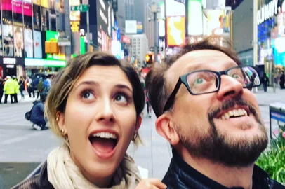 Thedy Correa, vocalista do Nenhum de Nós, e sua filha Stella, em Nova York. <!-- NICAID(14837365) -->