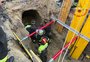 Homem é resgatado de túnel possivelmente escavado para roubar banco em Roma