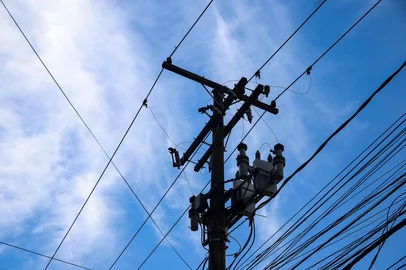 Estabelecimentos comerciais e residências estão sofrendo problemas diferentes no fornecimento de energia elétrica por parte da CEEE. Cases no bairro Bom Fim e Moinhos de Vento.Indexador: DF<!-- NICAID(15990101) -->