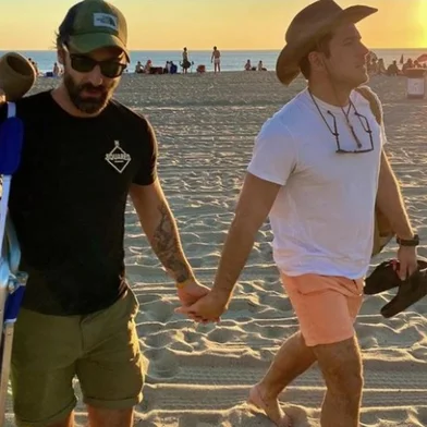 Discreto na vida pessoal, o ator Marco Pigossi surpreendeu seus seguidores do Instagram na noite da quinta-feira ao publicar uma foto e assumir o namoro com o cineasta italiano Marco Calvani. Esta é a primeira vez que o brasileiro divulga estar em um relacionamento homoafetivo.<!-- NICAID(14952242) -->