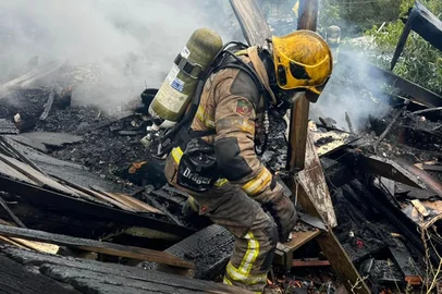 Casa é destruída em incêndio no Distrito Industrial, em Canela  <!-- NICAID(16278348) -->