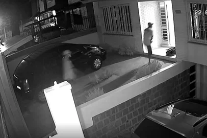Casal teve moradia invadida no bairro Chácara das Pedras, na zona norte de Porto Alegre, e foi alvejado a tiros durante assalto. Vítimas seguem hospitalizadas. <!-- NICAID(15699392) -->