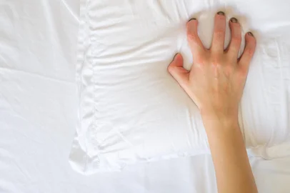 Ãtimo conceito de prazer sexual, orgasmo, close em mÃ£os de mulFonte: 178615829<!-- NICAID(15066055) -->