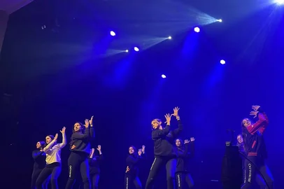 O Colégio Murialdo Caxias está em contagem regressiva para uma noite especial dedicada à arte, à expressão juvenil e à celebração de trajetórias marcantes. Nesta quinta-feira (25), a escola realiza "A Noite das Noites", evento que reunirá dois espetáculos musicais protagonizados pelos estudantes. Às 19h, a turma 303, da 3ª série do Ensino Médio,  sobe ao palco com a apresentação "O Ano da Formatura". Em seguida, às 20h30min, é a vez da turma 203, da 2ª série, tamném do Médio, subir ao palco para o espetáculo "Crime & Jazz", inspirado no consagrado musical Chicago. Os ingressos ainda estão à venda e estão sendo comercializados diretamente pelos estudantes e professores.Programe-se: O quê: A Noite das Noites - O Ano da Formatura e Crime & Jazz Onde: Teatro do Colégio Murialdo Caxias (Rua Flores da Cunha, 1740 - Centro) Quando: quinta-feira (25), às 19h. Quanto: ingresso solidário a R$ 20+ 1 quilo de alimento não perecível. Meia-entrada a R$ 10 + um quilo de alimento não perecível. Venda disponível com com os estudantes e professores (54) 99100-7077 (Eduardo) e (54) 99957.6110 (Dinara).<!-- NICAID(16132428) -->