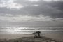 TRAMANDAÍ, RS, BRASIL - 2024.01.19 - Sol entre nuvens e horário das 7h45 levam poucos veranistas à praia de Tramandaí. (Foto: André Ávila/ Agência RBS)Indexador: Andre Avila<!-- NICAID(15655000) -->