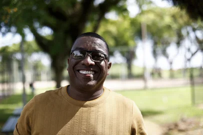 PORTO ALEGRE, RS, BRASIL, 13-11-2025: Conheça a história de Rogerio Peres Cunha Guello, ele teve câncer, faz palestra motivacional, é triatleta e se apresenta como Sidney Magal em lares geriatricos. Hoje ele também atua como Uber para conhecer pessoas novas. Fotos: Duda Fortes/Agencia RBS<!-- NICAID(16166889) -->