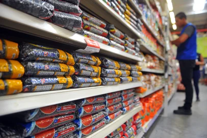 SANTA MARIA, RS, BRASIL, 10-01-2017.Depois de registrar queda por quatro meses consecutivos, a inflação voltou a acelerar na cidade. Em dezembro, o Índice do Custo de Vida de Santa Maria (ICVSM) registrou uma alta de +0,59%. Feijão foi um dos alimentos que mais aumentou em 2016.FOTO: GERMANO RORATO/AGÊNCIA RBS, GERALIndexador: GERMANO RORATO<!-- NICAID(12668202) -->