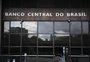 Por que o dólar segue subindo, apesar de sucessivas intervenções do BC