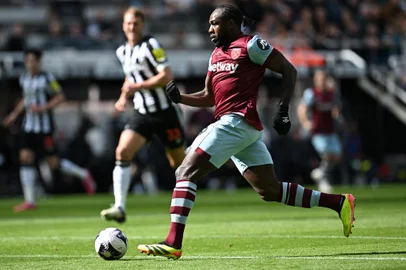 West Ham United's English midfielder #09 Michail Antonio breaks away to score their first goal during the English Premier League football match between Newcastle United and West Ham United at St James' Park in Newcastle-upon-Tyne, north east England on March 30, 2024. (Photo by Paul ELLIS / AFP) / RESTRICTED TO EDITORIAL USE. No use with unauthorized audio, video, data, fixture lists, club/league logos or 'live' services. Online in-match use limited to 120 images. An additional 40 images may be used in extra time. No video emulation. Social media in-match use limited to 120 images. An additional 40 images may be used in extra time. No use in betting publications, games or single club/league/player publications. / Editoria: SPOLocal: NewcastleIndexador: PAUL ELLISSecao: soccerFonte: AFPFotógrafo: STF<!-- NICAID(15801185) -->