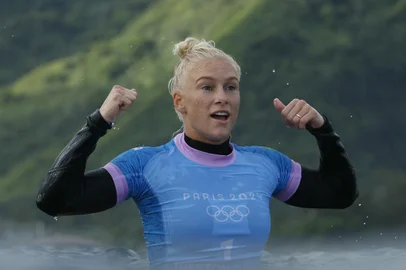 Brazil's Tatiana Weston-Webb reacts after taking the silver in the women's surfing gold medal final, during the Paris 2024 Olympic Games, in Teahupo'o, on the French Polynesian Island of Tahiti, on August 5, 2024. (Photo by Ben Thouard / POOL / AFP) / -- IMAGE RESTRICTED TO EDITORIAL USE - STRICTLY NO COMMERCIAL USE --<!-- NICAID(15833531) -->