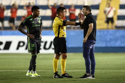 PORTO ALEGRE, RS, BRASIL, 11/02/2024- Inter x São José: jogo pela 7ª rodada do Gauchão. Eduardo Coudet, Roger Goulart, Thauan Lara.  Foto: André Ávila / Agencia RBS<!-- NICAID(15676280) -->