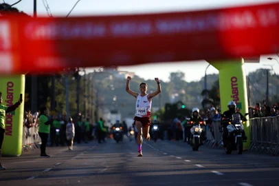Meia maratona e rústica de Porto Alegre<!-- NICAID(15446725) -->