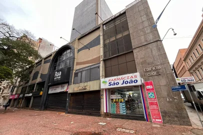 Shopping Rua da Praia começará dranagem de água no subsolo para reabrir<!-- NICAID(15775128) -->