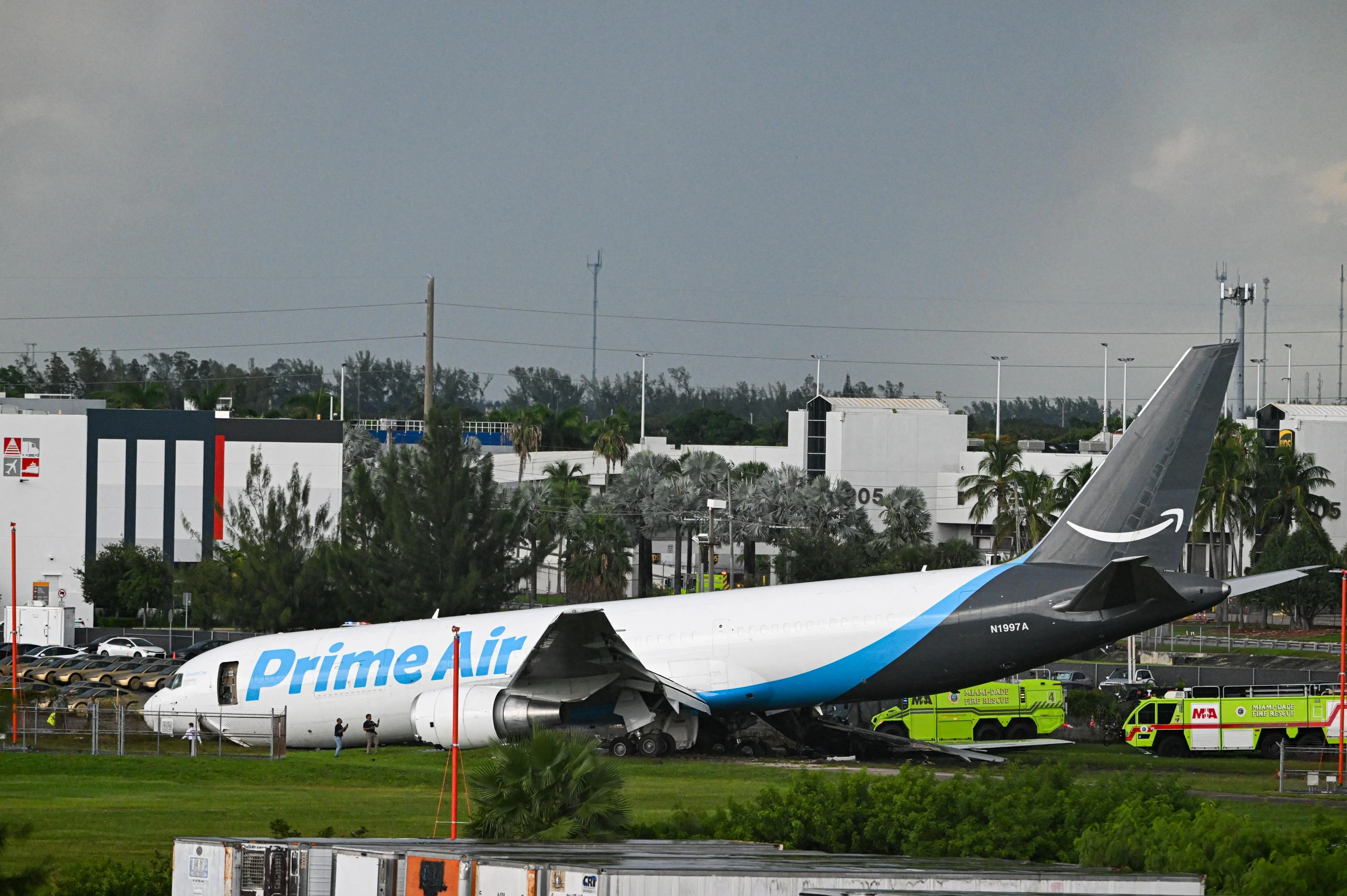 Avião de carga da Amazon sai da pista e atinge carros em Miami; cinco pessoas morreram