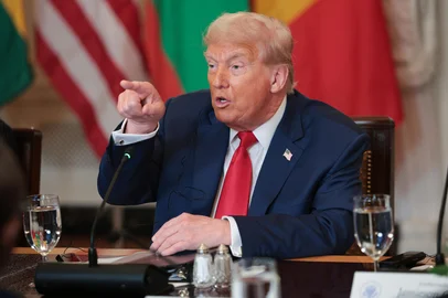 WIN MCNAMEE / GETTY IMAGES NORTH AMERICA President Trump Meets With Visiting African Leaders At The White HouseWASHINGTON, DC - JULY 09: U.S. President Donald Trump answers questions during a multilateral lunch with African leaders in the State Dining Room of the White House July 9, 2025 in Washington, DC. The leaders of Gabon, Guinea-Bissau, Liberia, Mauritania and Senegal met with Trump during the luncheon. Win McNamee/Getty Images/AFP (Photo by WIN MCNAMEE / GETTY IMAGES NORTH AMERICA / Getty Images via AFP)Editoria: POLLocal: WashingtonIndexador: WIN MCNAMEESecao: diplomacyFonte: GETTY IMAGES NORTH AMERICAFotógrafo: CONTRIBUTOR<!-- NICAID(16078042) -->