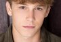 Hudson Meek, ator de "Baby Driver", morre aos 16 anos após cair de veículo em movimento