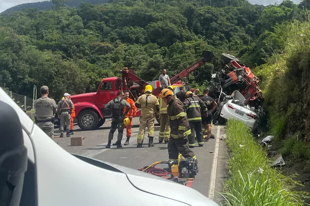 Cinco pessoas morrem e uma fica ferida em acidente entre viatura de  bombeiros e carro na Rota do Sol | Pioneiro