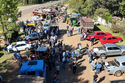 Protesto de produtores rurais bloqueia o trânsito na RS-153 em Tio Hugo<!-- NICAID(16037968) -->