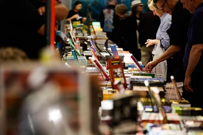 PORTO ALEGRE, RS, BRASIL - 2024.06.14 -  A Feira do Livro Reconstrói RS foi organizada de última hora para ajudar o mercado editoral gaúcho afetado pela enchente. (Foto: Renan Mattos/Agencia RBS)<!-- NICAID(15789909) -->
