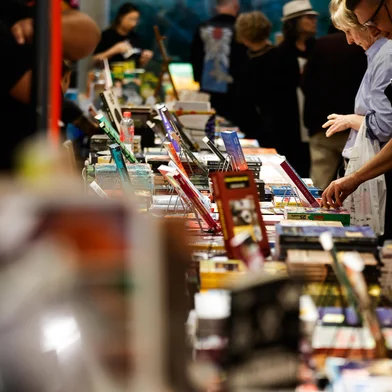 PORTO ALEGRE, RS, BRASIL - 2024.06.14 -  A Feira do Livro Reconstrói RS foi organizada de última hora para ajudar o mercado editoral gaúcho afetado pela enchente. (Foto: Renan Mattos/Agencia RBS)<!-- NICAID(15789909) -->