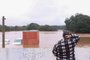 SÃO LEOPOLDO, RS, BRASIL - 03/05/2024 - Moradores observam o crescimento da cheia do rio dos sinos próximo ao Dique em Sao Leopoldo. FOTO: MAXI FRANZOI, ESPECIALIndexador: @MAXIFRANZOI<!-- NICAID(15752593) -->