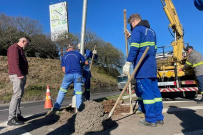 Prefeitura de Caxias do Sul inicia instalação de semáforos na RS-122, no acesso a Forqueta<!-- NICAID(15828099) -->