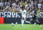 Amuzu recebe atendimento médico após pancada na cabeça em derrota do Grêmio para o Ceará