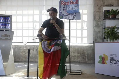 PORTO ALEGRE, RS, BRASIL, 26-09-2025: O skatista Sandro Dias, o Mineirinho, concede entrevista no Instituto Caldeira, em Porto Alegre, após quebrar recorde mundial ao descer sobre o skate a megarrampa de 70 metros construída no Centro Administrativo Fernando Ferrari, o Caff, com o projeto Building Drop. Foto: Mateus Bruxel/Agência RBSIndexador: MATEUS BRUXEL<!-- NICAID(16133438) -->