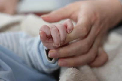 mãe , filho , filha , filhos , maternidade , bebê , criança , recém-nascido , ternura , carinho , mão, amor<!-- NICAID(9090643) -->