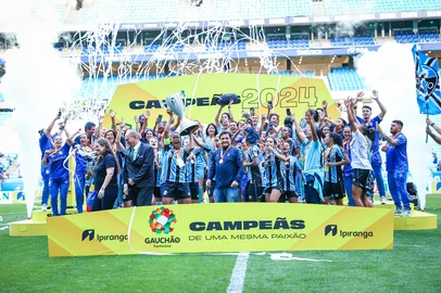 RS - FUTEBOL/CAMPEONATO GAUCHO FEMININO 2024/GREMIO X INTERNACIONAL - ESPORTES - Lance da partida entre Gremio e Internacional disputada na tarde deste sabado na Arena do Gremio valida pela final do Campeonato Gaucho Feminino 2024. FOTO: LUCAS UEBEL/GREMIO FBPA<!-- NICAID(16159914) -->