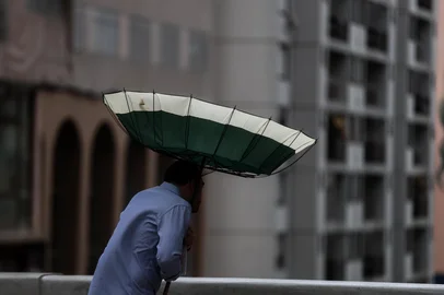 Jonathan Heckler / Agencia RBS PORTO ALEGRE, RS, BRASIL, 09-12-2025: CLIMA. Chuva e rajadas de vento por influência de ciclone extratropical que passa pelo estado em direção ao Oceano Atlântico. O fenômeno tem características e dimensão incomuns para o período no Rio Grande do Sul. Foto: Jonathan Heckler/Agência RBS<!-- NICAID(16183268) -->