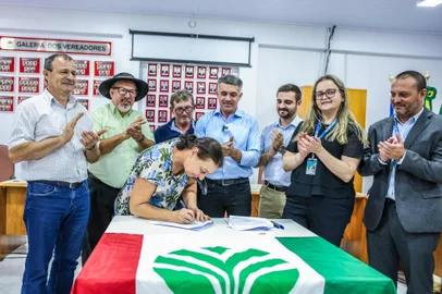Janete Zilio, levada 18km pela cheia do Rio Taquari em maio de 2024, assina construção de casa nova em Muçum<!-- NICAID(15948103) -->