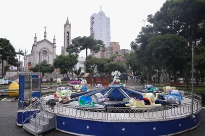 CAXIAS DO SUL, RS, BRASIL, 09/03/2026. Decoração de Páscoa Praça Dante Alighieri. (Ariéli Ziegler/Agência RBS)Indexador: Arieli Ziegler<!-- NICAID(16241461) -->
