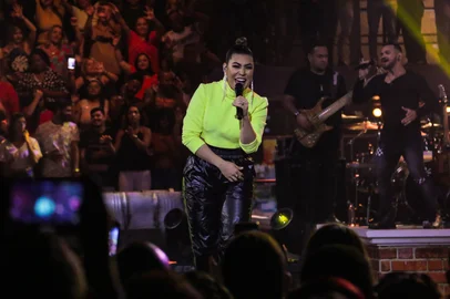 IZA recebe Naiara Azevedo