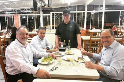 Carlos Búrigo e José Ivo Sartori no Tonico Lanches, na Avenida Júlio.<!-- NICAID(15513237) -->