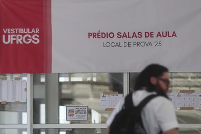 PORTO ALEGRE, RS, BRASIL, 30-11-2025: Ambiental do segundo dia de provas do Vestibular da UFRGS 2025. Foto: Jonathan Heckler/Agência RBS<!-- NICAID(16177177) -->