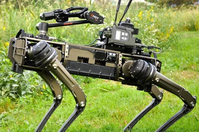 This handout image provided by Ghost Robotics shows the CBRN law enforcement configuration of the robot dog. - Robot dogs that look like something out of a science fiction movie and are capable of moving through the most inhospitable terrain could patrol the border between the United States and Mexico, where migrants cross in search of a better life.The United States announced this week that it is considering deploying properly trained robot dogs to help security forces patrol the area. (Photo by Ghost Robotics / AFP) / RESTRICTED TO EDITORIAL USE - MANDATORY CREDIT "AFP PHOTO /  Ghost Robotics" - NO MARKETING - NO ADVERTISING CAMPAIGNS - DISTRIBUTED AS A SERVICE TO CLIENTS / TO GO WITH AFP STORY by Eva RODRIGUEZ LORENZO, "A robot dog as a guardian at the US-Mexico border"<!-- NICAID(15008896) -->