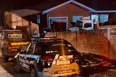 Pai e filho são baleados na Vila Operária em Passo Fundo<!-- NICAID(15384348) -->