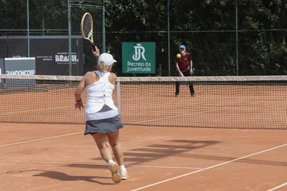 CAXIAS DO SUL, RS, BRASIL. 13-11-2025. Caxias do Sul recebe um dos principais eventos do calendário do tênis sênior: o Campeonato Brasileiro de Masters 2025 ITF 400. A competição teve início na segunda (10) e encerra no próximo sábado (15), nas quadras do Recreio da Juventude.<!-- NICAID(16166947) -->