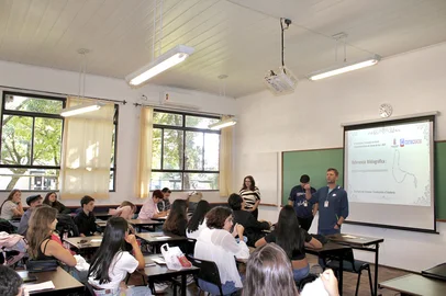 O Centro Tecnológico da Universidade de Caxias do Sul (Cetec-UCS) deu início, no último sábado (26), à segunda edição do projeto Construindo Leis. Em parceria com a Câmara de Vereadores, estudantes do Itinerário Formativo Construindo a Cidadania, do 1º Ano do Ensino Médio, realizarão uma série de ações até novembro. As atividades envolvem pesquisas e oficina de redação de lei.<!-- NICAID(16028228) -->