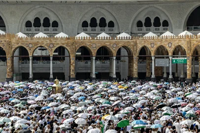 Muslim pilgrims gather to perform the farewell circumambulation or "tawaf", circling seven times around the Kaaba, Islam's holiest shrine, at the Grand Mosque in the holy city of Mecca on June 18, 2024 at the end of the annual hajj pilgrimage. (Photo by AFP)Editoria: RELLocal: MeccaIndexador: -Secao: islamFonte: AFPFotógrafo: STR<!-- NICAID(15792583) -->